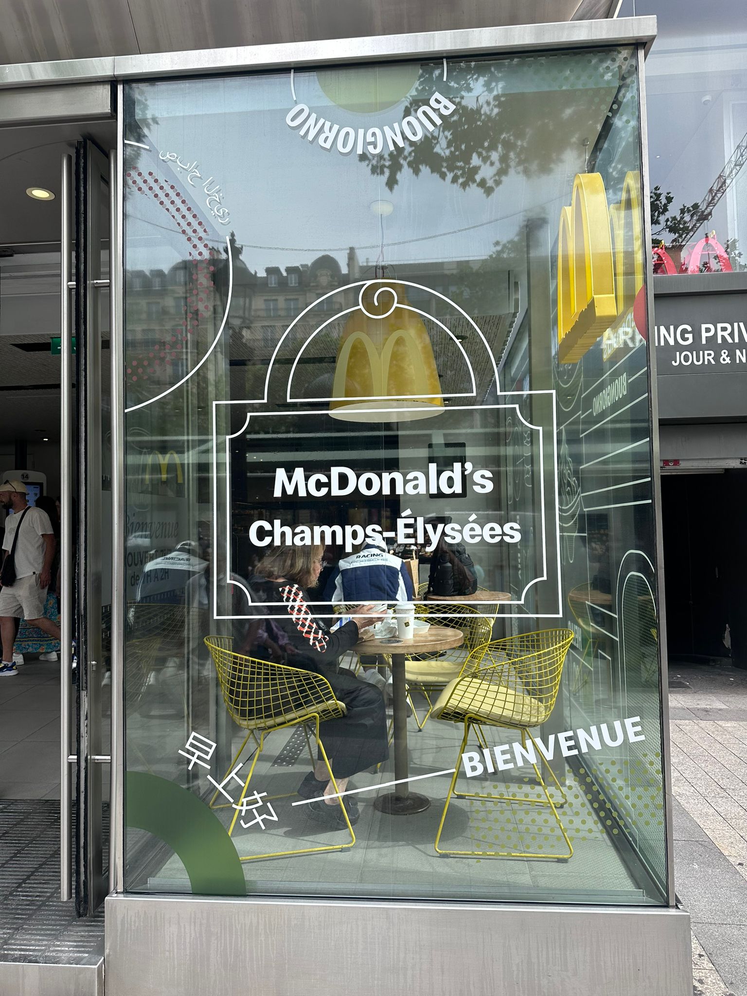 McDonald’s - Habillage vitrine - McDonald’s Champs-Élysées x JO Paris 2024