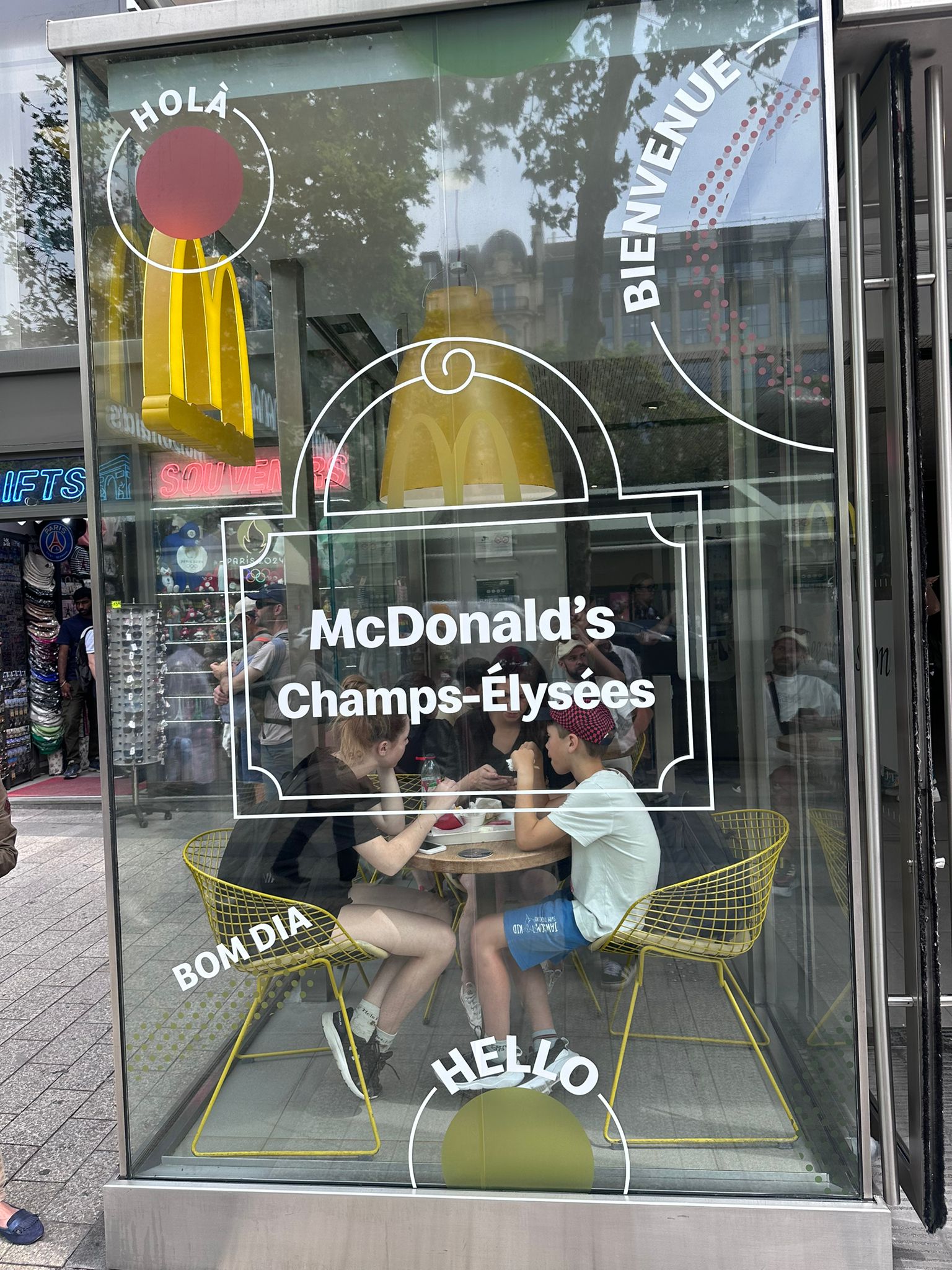 McDonald’s - Habillage vitrine - McDonald’s Champs-Élysées x JO Paris 2024